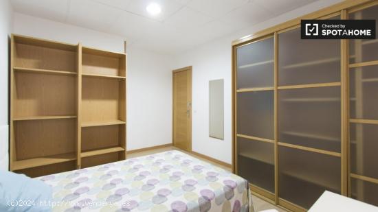 Amplia habitación en un apartamento de 8 habitaciones en Prosperidad - MADRID