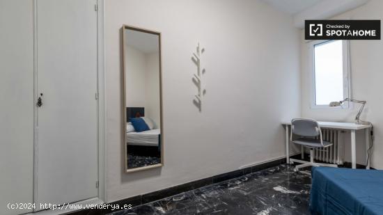 Habitación amueblada en un apartamento de 8 dormitorios en Ciutat Vella - VALENCIA
