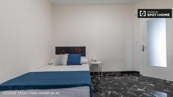 Habitación amueblada en un apartamento de 8 dormitorios en Ciutat Vella - VALENCIA