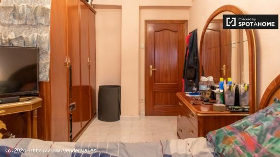 Se alquilan habitaciones en apartamento de 3 dormitorios en Madrid - MADRID