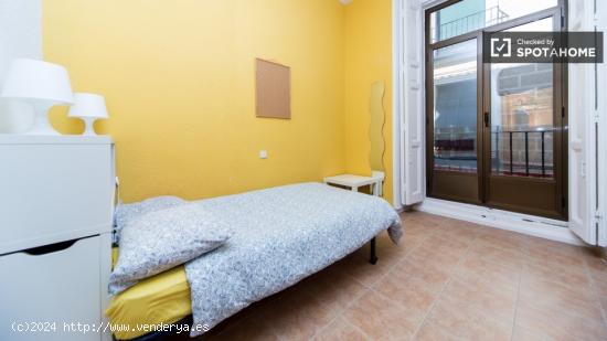Preciosa habitación con cajonera en piso de 8 habitaciones, Lavapiés- Mujeres - MADRID