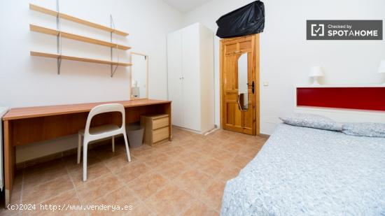 Preciosa habitación con cajonera en piso de 8 habitaciones, Lavapiés- Mujeres - MADRID