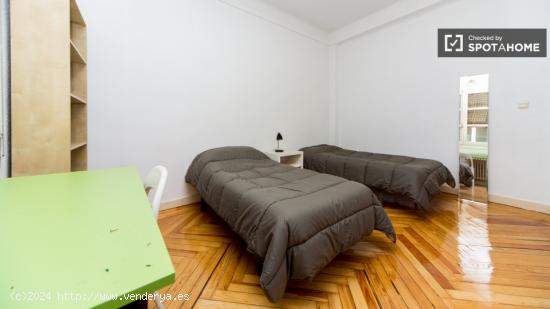 Habitación soleada con parejas permitidas en piso compartido, Chueca - MADRID