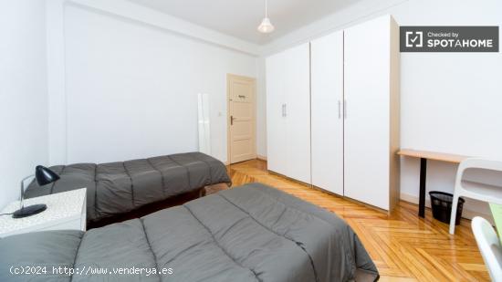 Habitación soleada con parejas permitidas en piso compartido, Chueca - MADRID