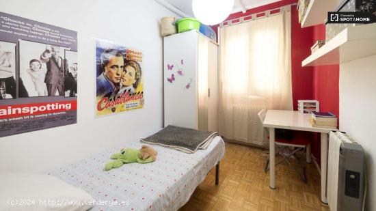 Cama individual en siete habitaciones coloridas para alquilar cerca de Alonso Martinez - MADRID