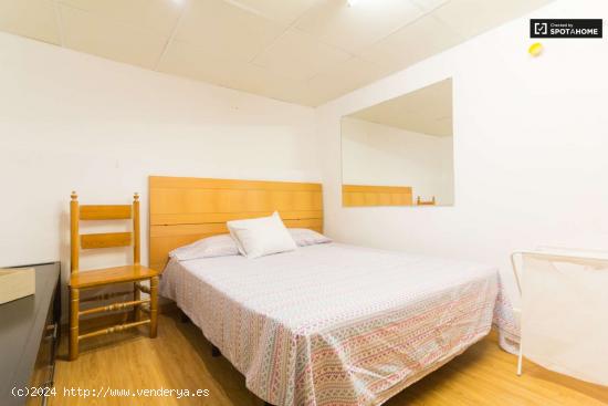 Acogedora habitación con estantería en piso compartido, Malasaña - MADRID