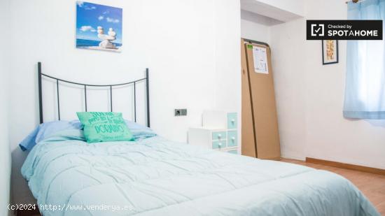 Se alquila habitación ordenada en piso de 5 habitaciones en Algirós - VALENCIA