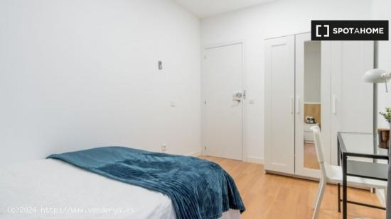 Se alquila habitación en piso de 11 habitaciones en Madrid - MADRID