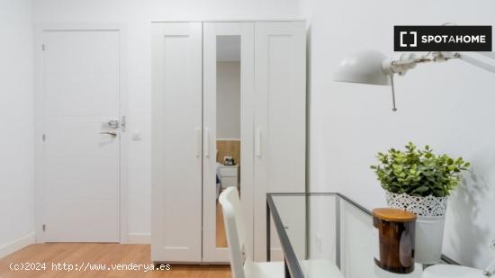 Se alquila habitación en piso de 11 habitaciones en Madrid - MADRID