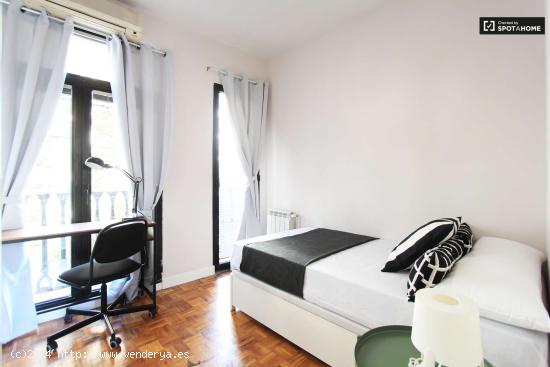  Habitación amueblada con escritorio en un apartamento de 12 habitaciones, Salamanca - MADRID 