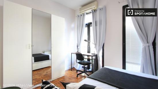 Habitación amueblada con escritorio en un apartamento de 12 habitaciones, Salamanca - MADRID