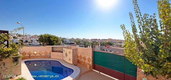 Soleada villa independiente con piscina y parking en Villamartin - ALICANTE