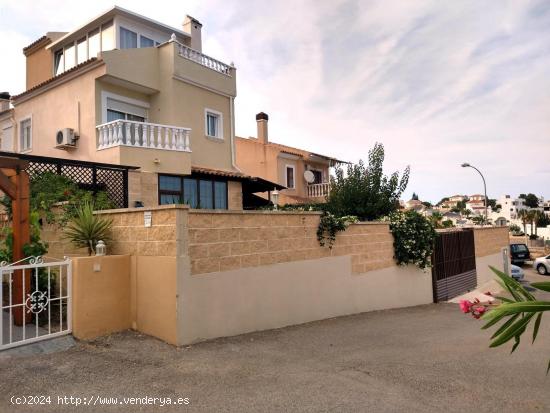 Soleada villa independiente con piscina y parking en Villamartin - ALICANTE