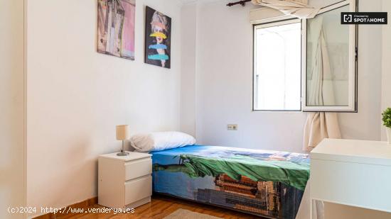  Cómoda habitación en alquiler en apartamento de 5 dormitorios en Quatre Carreres - VALENCIA 