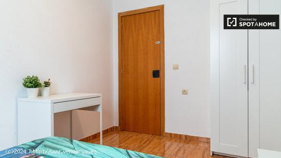 Cómoda habitación en alquiler en apartamento de 5 dormitorios en Quatre Carreres - VALENCIA