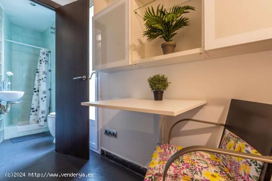  Amplia habitación con baño privado en piso compartido en Barri Gòtic - BARCELONA 