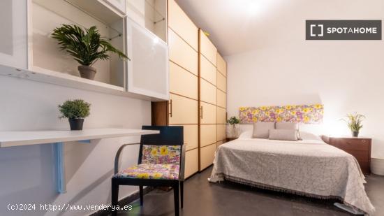 Amplia habitación con baño privado en piso compartido en Barri Gòtic - BARCELONA