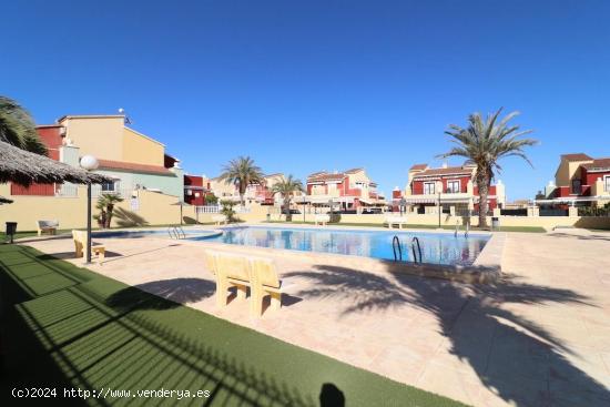 ADOSADO EN AGUAS NUEVAS. 3 DOR. 2 BAÑOS. SOLARIUM CON VISTAS AL MAR. PISCINA COMUNITARIA. - ALICANT