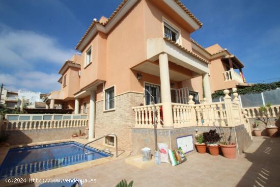 Chalet de 3 dormitorios y piscina privada en la Rosaleda - ALICANTE