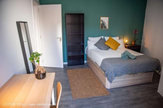  Se alquilan habitaciones en un apartamento de 8 dormitorios en La Latina, Madrid - MADRID 