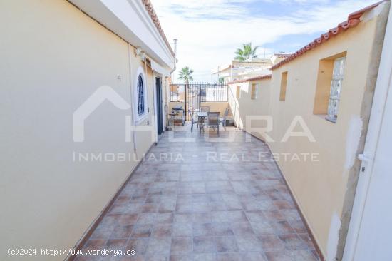 Se vende chalet independiente de 3 dormitorios, 2 baños en Urb. La Marina de San Fulgencio - ALICAN