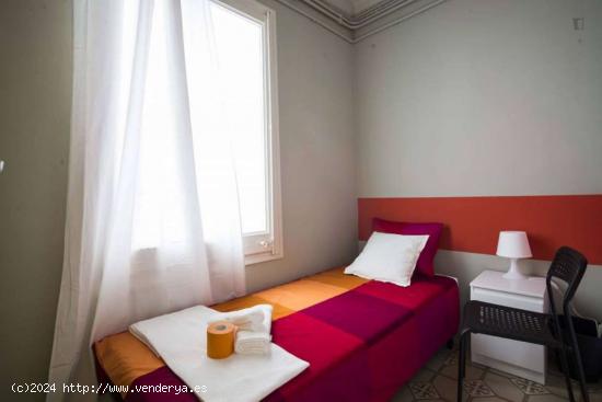  Habitación en piso de 8 habitaciones en Sarrià-Sant Gervasi - Mujeres - BARCELONA 