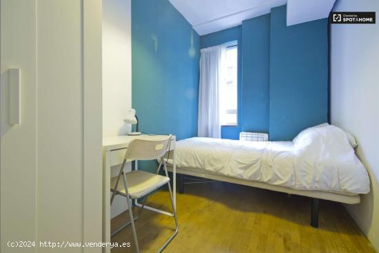 Amplia habitación con llave independiente en apartamento de 6 habitaciones, Chueca - MADRID