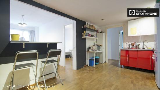 Amplia habitación con llave independiente en apartamento de 6 habitaciones, Chueca - MADRID
