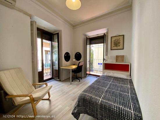  Apasionante habitación con llave independiente en piso de 7 habitaciones, Lavapiés- Mujeres - MADR 