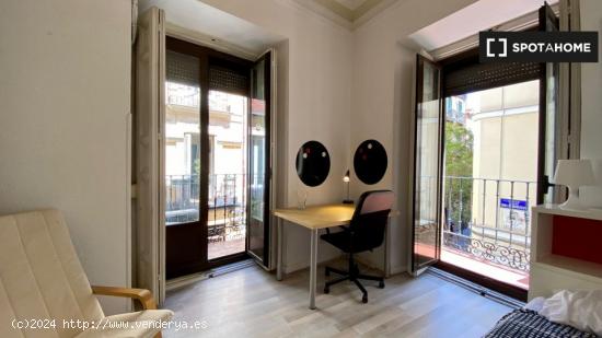 Apasionante habitación con llave independiente en piso de 7 habitaciones, Lavapiés- Mujeres - MADR