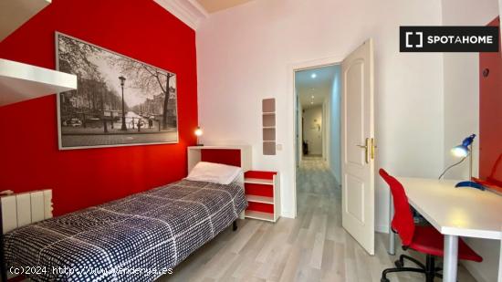 Habitación decorada con calefacción en piso de 7 habitaciones, Lavapiés- Hembras - MADRID