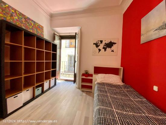  Habitación privada con estantería en piso de 7 habitaciones, Lavapiés- Mujeres - MADRID 