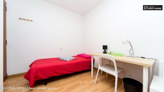  Se alquila habitación con llave independiente en piso de 8 habitaciones, Lavapiés - Mujeres - MADR 