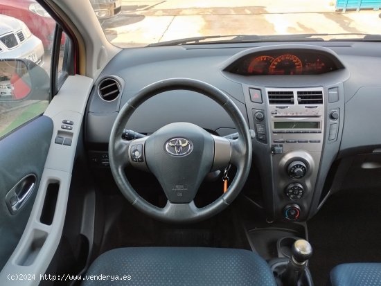 Toyota Yaris 1.0 VVTI - Mejorada del campo