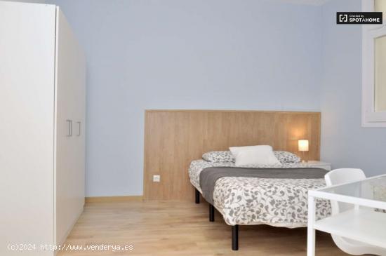  Gran habitación con amplio espacio de almacenamiento en el apartamento de 8 dormitorios, Eixample - 