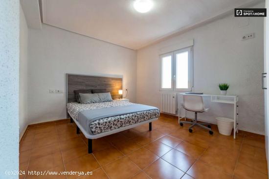  Habitación ordenada en un apartamento de 6 dormitorios en Rascanya - VALENCIA 