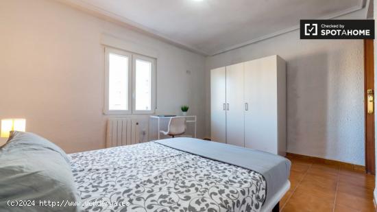 Habitación ordenada en un apartamento de 6 dormitorios en Rascanya - VALENCIA