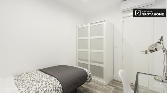 Habitación amueblada en apartamento de 5 dormitorios, Retiro - MADRID