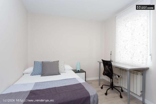  Cómoda habitación con calefacción en un apartamento de 7 dormitorios, Malasaña - MADRID 