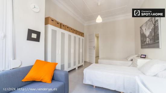 Se alquila habitación ordenada en un apartamento de 5 dormitorios en L'Eixample - VALENCIA