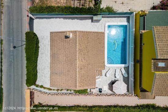 FANTÁSTICO CHALET CON PISCINA PRIVADA EN VENTA EN LOS BALCONES - ALICANTE