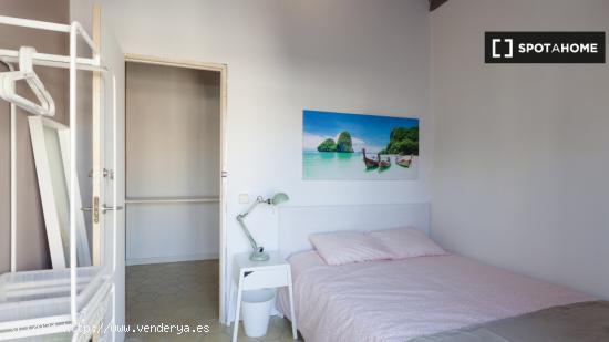 Bonita habitación en piso compartido con wi-fi, Sarrià-Sant Gervasi - BARCELONA