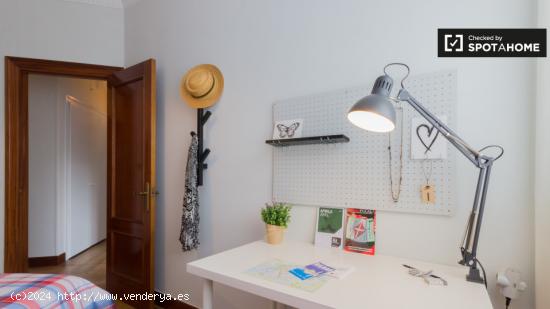Habitación soleada con estantería en un apartamento de 3 dormitorios, Rekalde - VIZCAYA