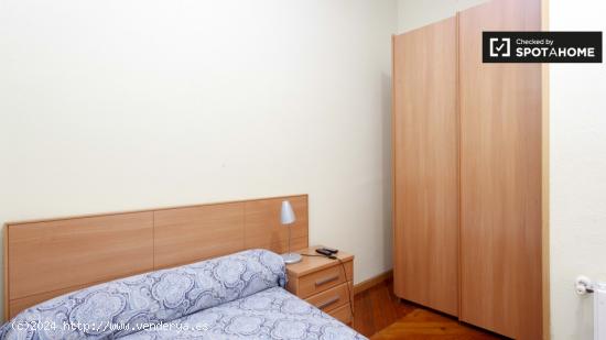 Habitación íntima con televisión en un apartamento de 12 habitaciones, Atocha - MADRID