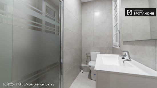 Habitación con baño en un apartamento de 5 dormitorios en Russafa, Valencia - VALENCIA