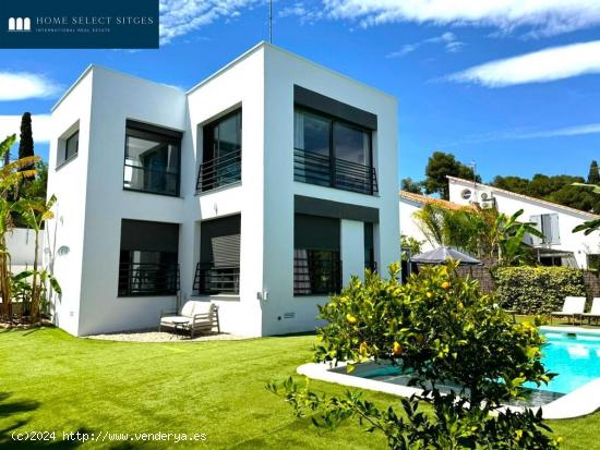  Casa moderna con jardín y piscina en Vallpineda - BARCELONA 