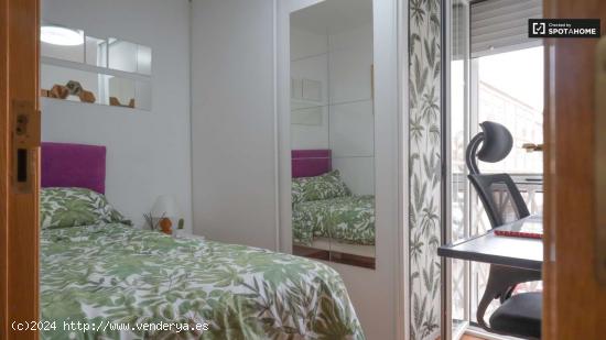  Se alquila habitación en piso de 4 dormitorios en Madrid - MADRID 