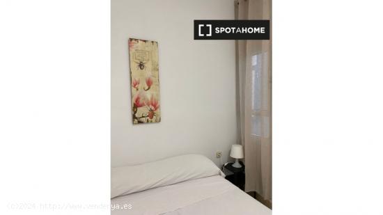 Dormitorio en apartamento de 3 habitaciones en Sevilla - SEVILLA