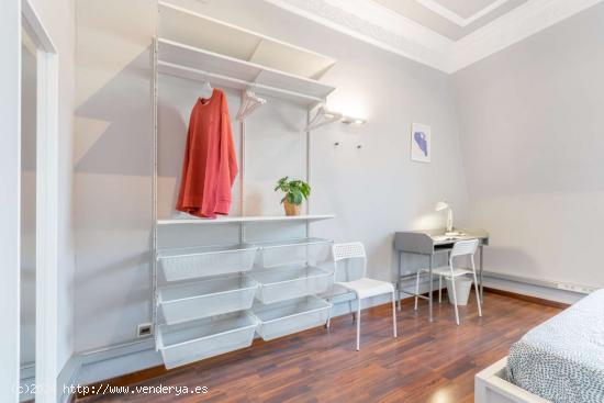  Se alquila habitación en piso de 9 habitaciones en L'Antiga Esquerra De L'Eixample - BARCELONA 
