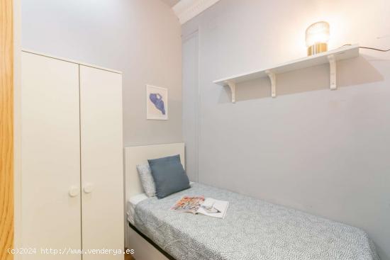  Se alquila habitación en piso de 9 habitaciones en L'Antiga Esquerra De L'Eixample - BARCELONA 